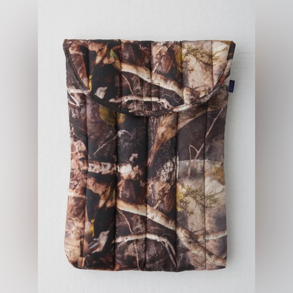 BAGGU Puffy 16” Recycled Laptop Sleeve in Photo Forest